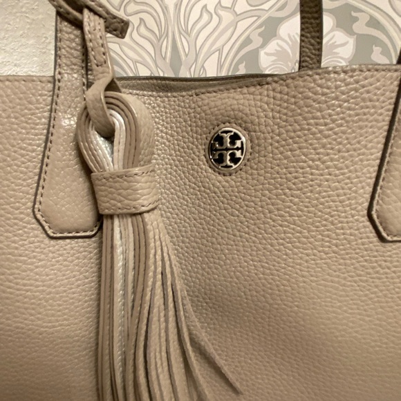 Tory!! EUC Tory Burch Huge Bag w/ Tassell - Picture 4 of 12